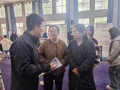 男人和女人在切蛋糕AI 生成的内容可能不正确。