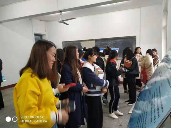 说明: E:\2018助理会计师宣传方案和竞赛试题\助理会计师证展览参观照片\18会计5班\704234068388492290.jpg