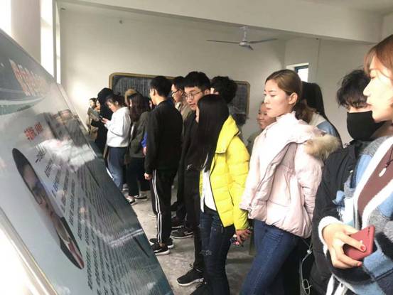 说明: E:\2018助理会计师宣传方案和竞赛试题\助理会计师证展览参观照片\18会计9班\9.jpg